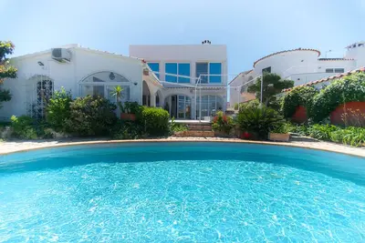 Welcs Villa 250 Emp con piscina privada y amarre