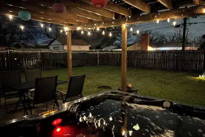 Image de HotTub Game Room Bbq SlipNSlide Walk 2 park Firepit and much more!