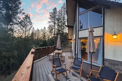Image de Forest Views A frame cabin, firepit, pool table, near Yosemite