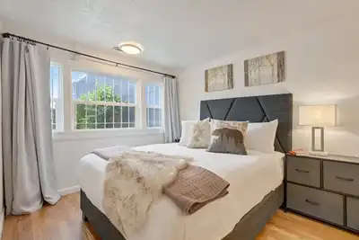 Image de Charming Downtown Cottage | Pet-Friendly | Firepit