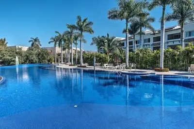 Image de Enjoy your private roof top deck, our beautiful pools or a day at the beach.