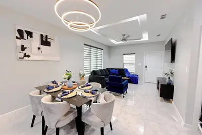 Image de Relax in Comfort, Modern and Style – 2br/2ba Retreat in Edinburg