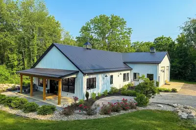 Image de Luxury Barndo, Sleeps 18, Indoor Sports Court, Hot Tub, Pontoon Rentals, Near Nd