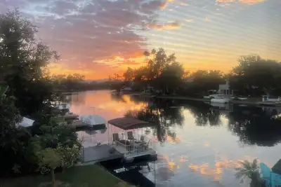 Image de Charming 4-bedroom house On the Lake with Boat and deck