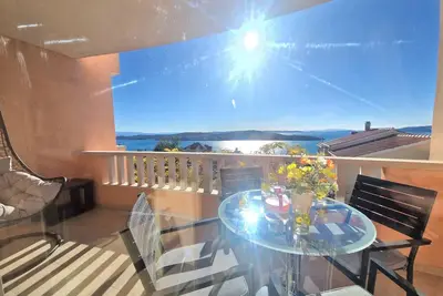 Image de Appartement d'une chambre avec la terrasse et la vue sur le mer Seget Donji, Trogir (A-12481-b)