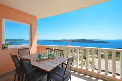 Image de Appartement de deux chambres avec la terrasse et la vue sur le mer Seget Donji, Trogir (A-12481-a)