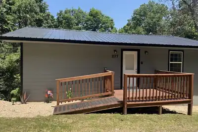 Image de Peace in the Holler- 10 mins from downtown/Kings River