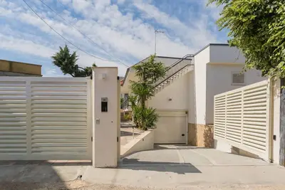Image de 🏡 Villa moderne avec jardin et terrasse à ConversanoBienvenue dans cette élégante villa individuelle, idéale pour un séjour relaxant et confortable au cœur des Pouilles. Située dans un quartier résidentiel calme, à quelques minutes du centre