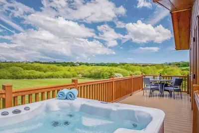 Image de Spacious traditional lodge with one king-size double with en suite shower and one twin.