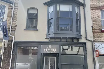 Image de St James Dairy, house by the harbour. 5 minute walk to tunnels beaches