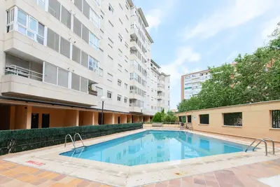 Image de Appartement moderne d'une chambre à coucher avec de grandes fenêtres et un canapé-lit pour des invités à Madrid