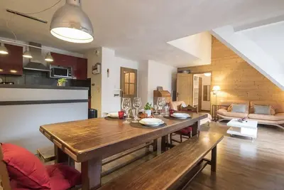 Image de Duplex 10 pers, 98m², cœur du village, balcon, proche télécabine et thermes, parking privé, jacuzzi