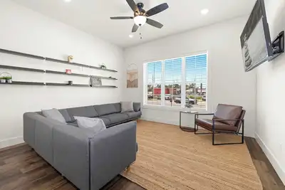 Image de Downtown Flash-1/2 mi to Rogers Square-Sleeps 12!