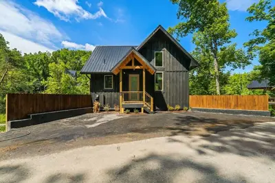 Image de Cottage Cove Oasis | Lakefront with Hot Tub