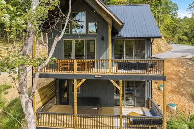 Image de Cozy Cove Retreat | Hot Tub • Lakefront • Family-Friendly Cabin