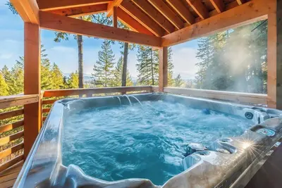 Image de Hot Tub, Mountain Views, Boat Parking & Private Suite – Sleeps 10