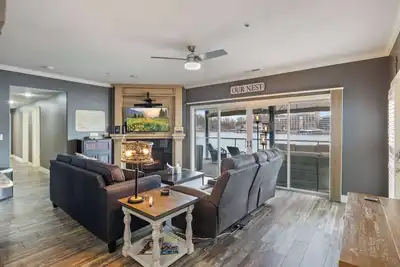 Image de 4br Lakefront | Sleeps 13 | Pool, Hot Tub + Views