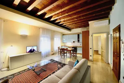 Cozy flat with balcony few steps from Arena