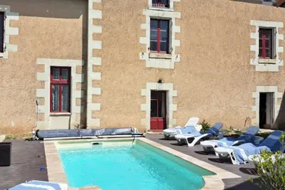Image de Grande maison de vacances à Savignoi – 7 chambres, piscine privée