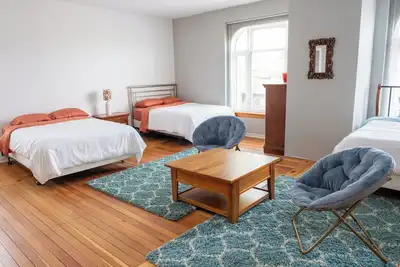 Image de Downtown Gem Spacious, Comfortable & Family-Friendly Retreat Above a Coffee Shop