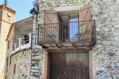 Image de Grange en pierre dans un village avec rivière. Montagnes et plages. Tout Nouveau