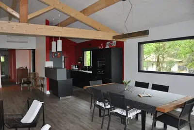 Image de maison sur pilotits, dans la forêt à 4 km de la plage