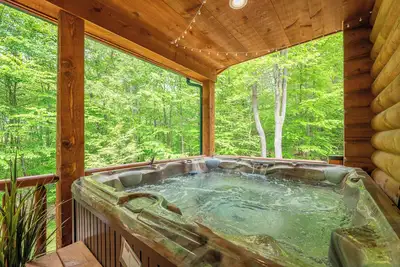 Image de New! Woodsy Hideaway w/ Hot Tub & Fire Pit