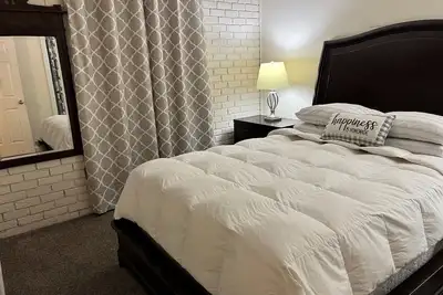 Image de Fantastic New Remodel, Quiet Downtown Retreat