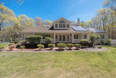 Image de Manorville Escape: Fireplace, Fenced Backyard