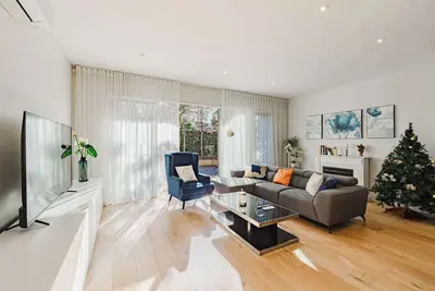 Image de Spacious 4br Designer Home in Prime Brighton East