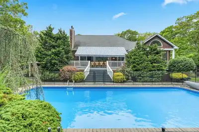 Image de Stylish Five-Bedroom Oasis w/ Pool, Minutes from Beaches, Wineries & the. . .