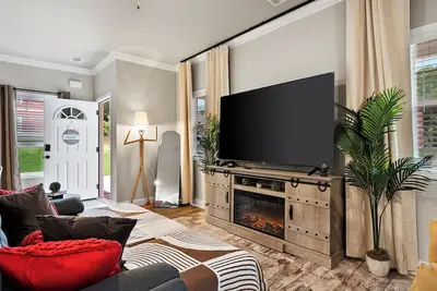 Image de 13 mins to Downtwn & Stadium - Game Room - Game Day