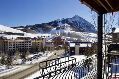 Image de 4 Bdrm, Mountain side, meticulously remodeled with heated outdoor pool, hot tub, and sauna. Short walk to chairlifts. Bus stop on-site