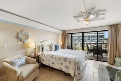 Image de Balcony 🌴 King Bed + Sofa Bed 🌴 Water Views