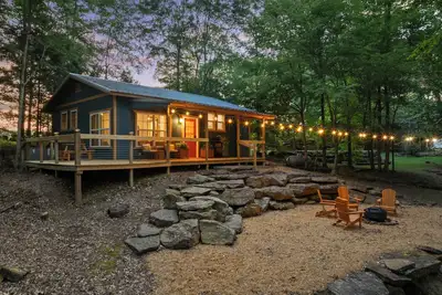 Image de Lakefront — Walk to Water — Fire Pit — WiFi — Grill — Hot Tub