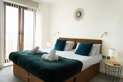 Image de 1 Bed flat | 1 sofabed | Sleeps 3 | Spacious apartment | Next to train Station