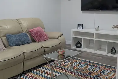 Image de Stylish Cozy Private Basement Suite 2 Bedroom, 2 Bed, 1 Bathroom. Fast Wifi