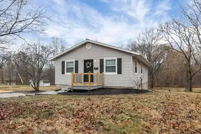 Image de New Albany Charmer - Over 1 Acre!