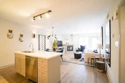 Image de Lower Level LuxSuite - 1min Walk from Heated Pool!