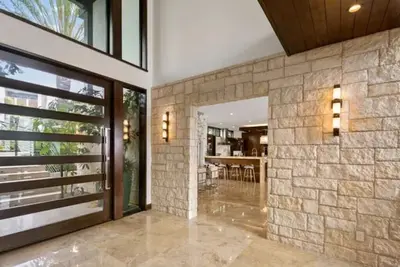 Image de Ocean Views from Upscale 6 bedroom Luxe Home.