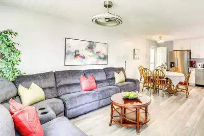 Image de 4 Mi to Hampton Coliseum: Home w/ Yard!