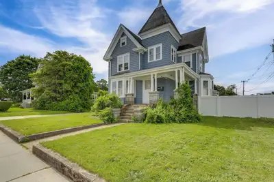 Image de 5 Mi to Beaches: Historic Apartment in Westerly!