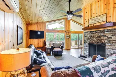 Image de Walk to Lake: Kelleys Island Gem w/ Deck!