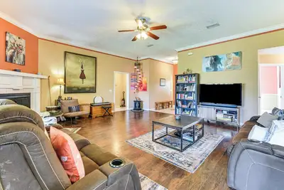 Image de 2 Mi to Beach & Boating: Family Home in Lynn Haven