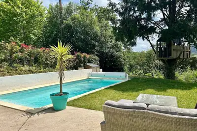Image de Maison basque traditionnelle avec piscine