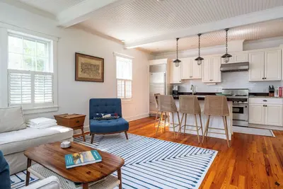 Image de New Luxury Two-Bedroom Nantucket-chic Town Condo - Minutes Walk Beach
