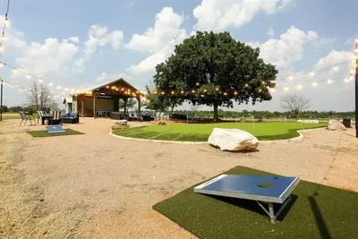 Image de Putting green~Firepit~Location~Ev Charger~Longhorns
