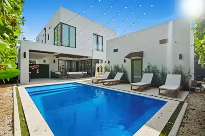 Image de Modern Zen Oasis in Design District Sleeps 16