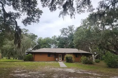 Image de Crystal River Pool Home sleeps 8! Close to downtown & nestled on 5 peaceful acres