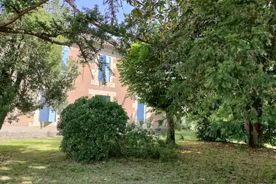 Image de Maison de campagne avec jardin arboré au coeur d'un village